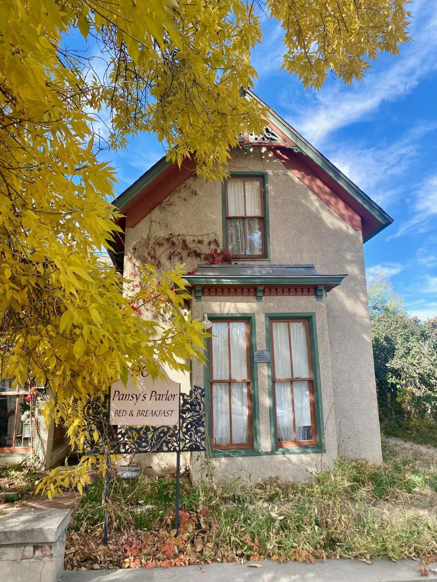 Pansy'S Parlor Bed & Breakfast Golden Exteriör bild
